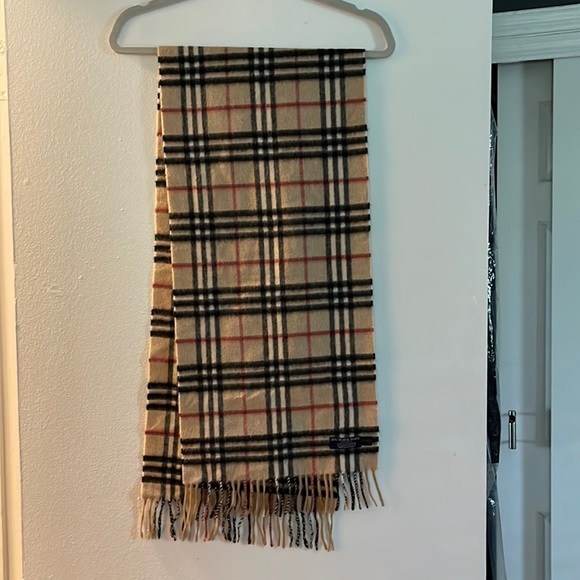 Classic Burberry scarf! In perfect condition! - Picture 1 of 3